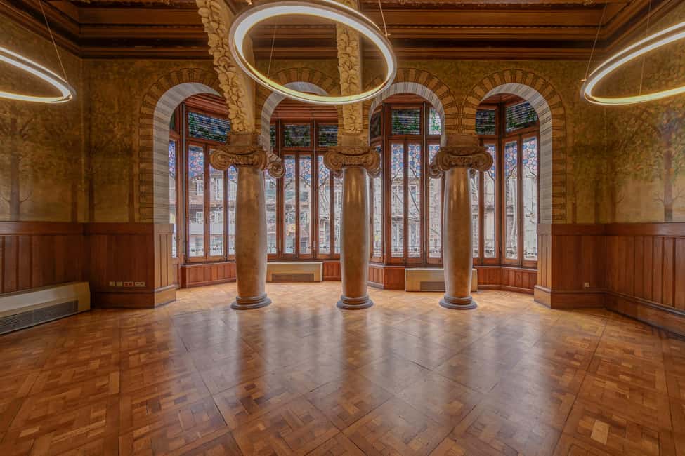 Barcelona: Palau Baró de Quadras Tickets and Guided Tour - What to watch for inside: mosaics, sgraffito, and Arabesque woodwork