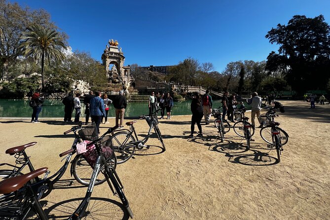 Barcelona Panoramic Escooter or E-Bike Tour - Stop 5: Arc de Triomf as a photo-and-history breather
