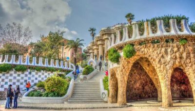 Barcelona: Park Güell Guided Tour - The meeting point trick: red flag + timing