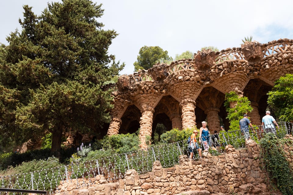 Barcelona: Park Güell Guided Tour with Fast-Track Access - Guide style: the stories are the product