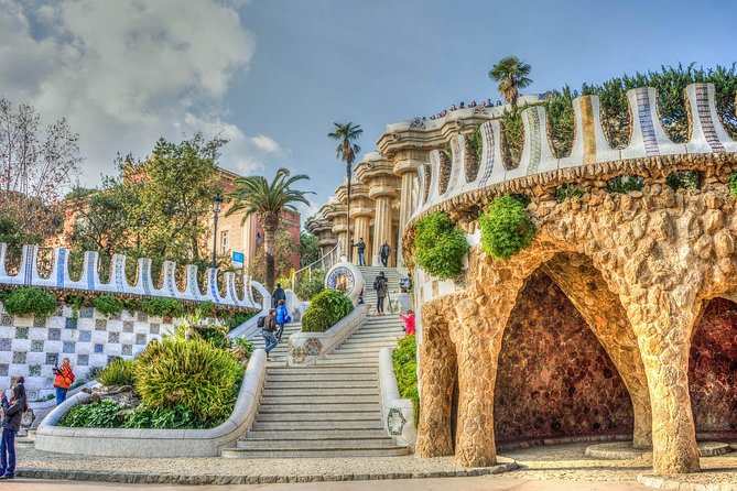 Barcelona: Park Guell Guided Tour with Skip the Line Ticket - Group size, sound, and comfort: what to expect on the ground