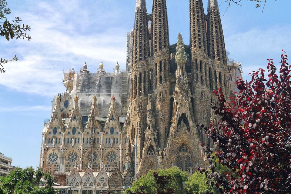 Barcelona & Park Güell: Private Half-Day Tour with Pickup - Passeig de Gràcia Modernism Walk: Barcelona’s show street in real scale