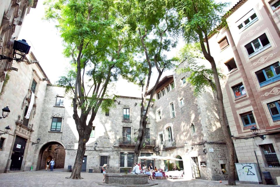 Barcelona & Park Güell: Private Half-Day Tour with Pickup - Eixample to Sagrada Família: wide streets, UNESCO stops, and Gaudí from the outside
