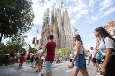 Barcelona: Park Güell & Sagrada Familia Guided Tour - Inside Sagrada Familia: 75 Minutes with a Passionate Local Guide