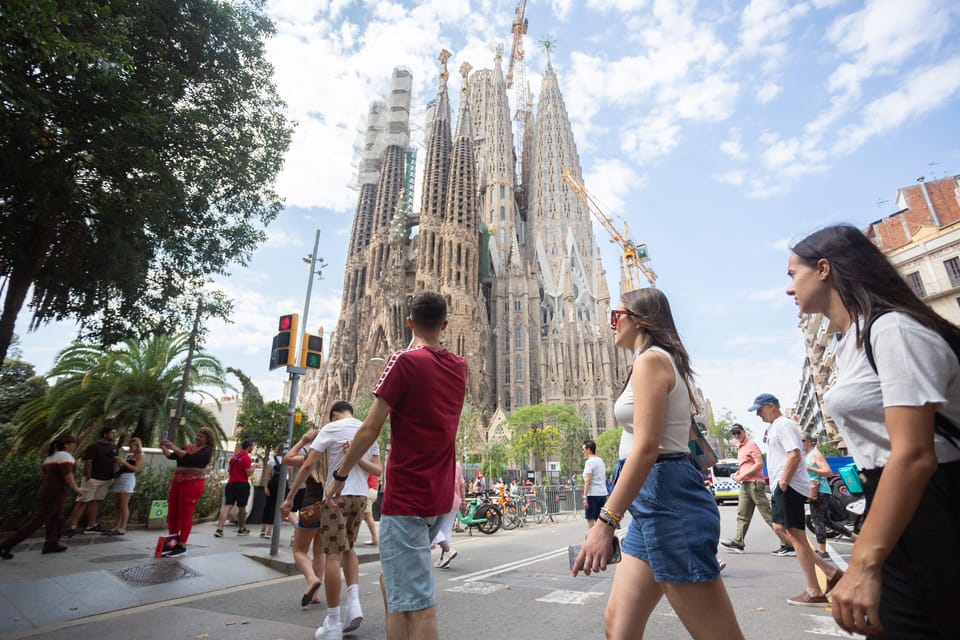 Barcelona: Park Güell & Sagrada Familia Guided Tour - Inside Sagrada Familia: 75 Minutes with a Passionate Local Guide