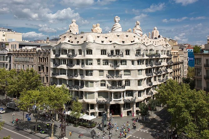 Barcelona Pass: Save up to 50% - Includes Sagrada Familia - Neighborhood Walks and Tapas: Barri Gòtic, El Raval, El Born, and Barceloneta