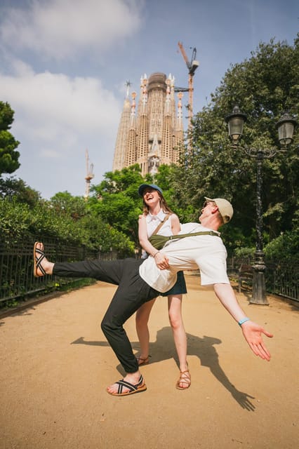 Barcelona: Photographic Madness at the Sagrada Familia - Finding the Meeting Point Quickly at the Souvenir Shop