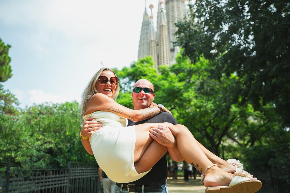 Barcelona: Photographic Madness at the Sagrada Familia - Live Violin Music: Choosing the Mood While You Shoot