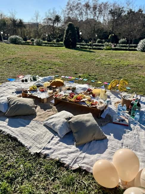 Barcelona PICNIC. Exclusive and personalized experience. - What You Get on the Blanket: Included Decor That Sets the Tone
