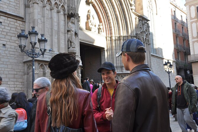 Barcelona: Premium Wine Tasting & Private Walking Tour - Stop 2 at Vivinos: Penedès wine tasting with cava and a white from local grapes