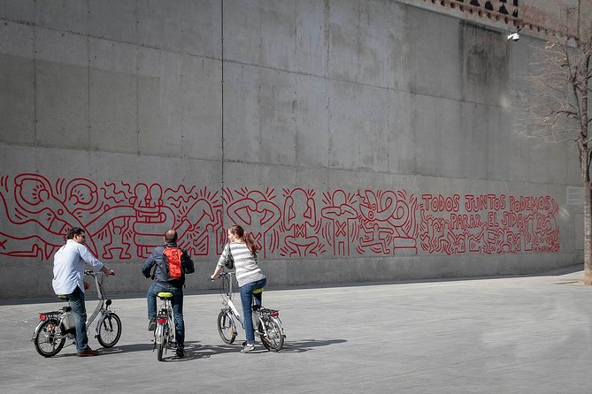 Barcelona Private Bike Tour - Crossing Eixample: Cerdà’s grid and Gaudí’s comfort zone