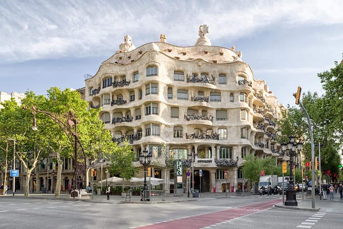 Barcelona Private City Tour (Top Attractions + Pick-up) - The Mercedes pickup that changes everything