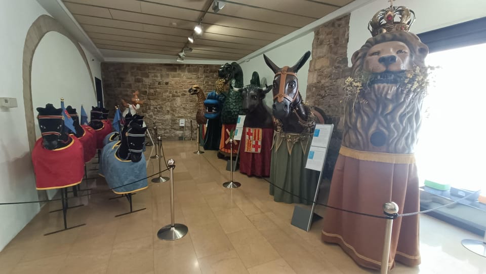 Barcelona private Family-Friendly Cultural & Food Tour - Street life and performances: the fun bonus when timing lines up