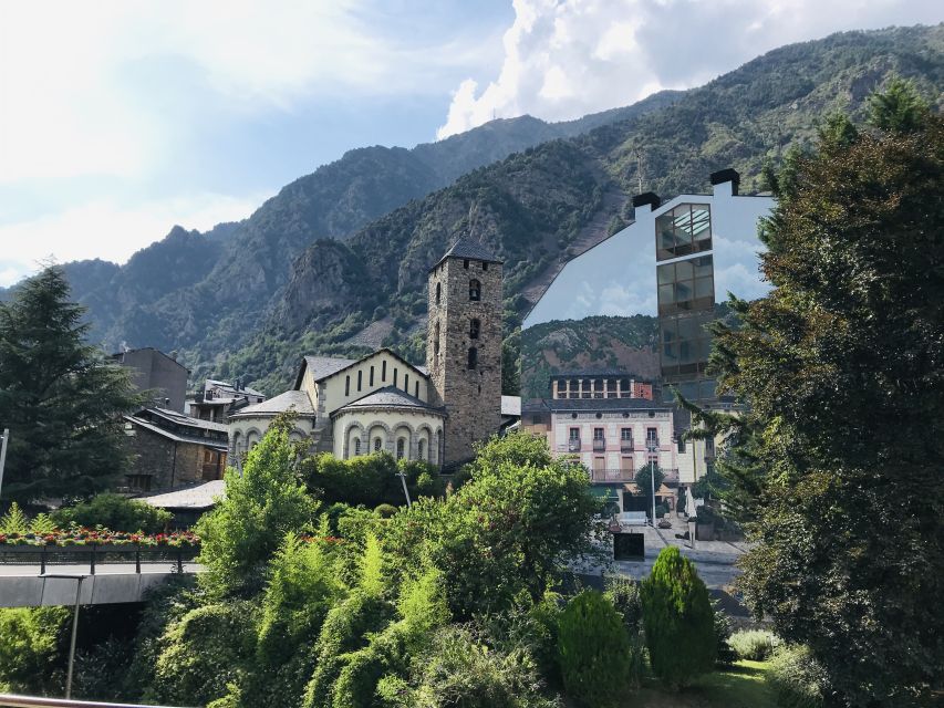 Barcelona: Private Guided Day Trip to Andorra with Pickup - Cadí-Moixeró coffee stop and the Andorra border moment