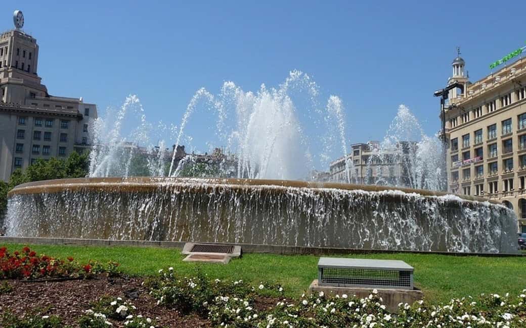 Barcelona: Private Half-Day Sightseeing Tour with a Local - Private half-day in a car: the logic behind the experience