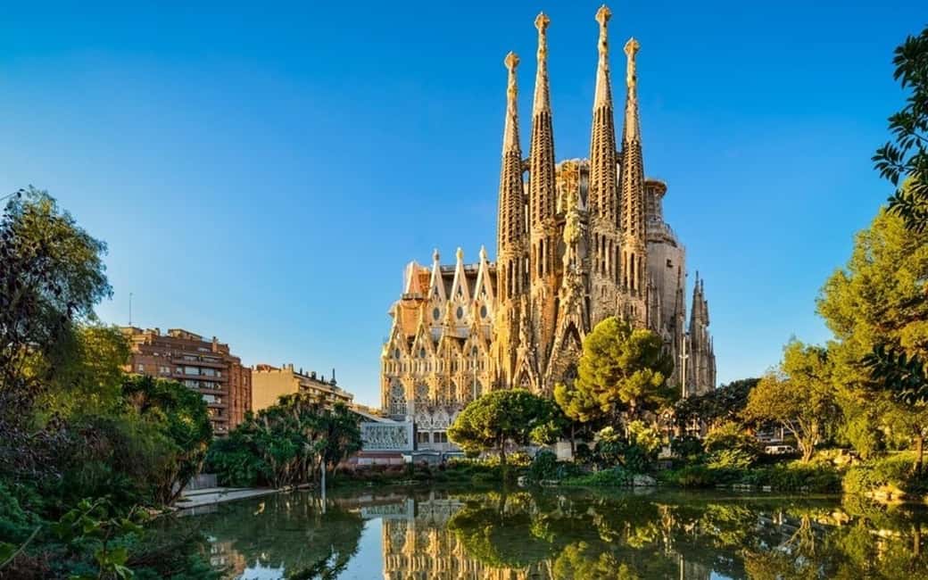 Barcelona: Private Half-Day Sightseeing Tour with a Local - Gaudí focus: Sagrada Família photo time and modernist streets