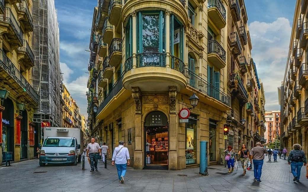 Barcelona: Private Half-Day Sightseeing Tour with a Local - Price and value: what $391 per group buys you