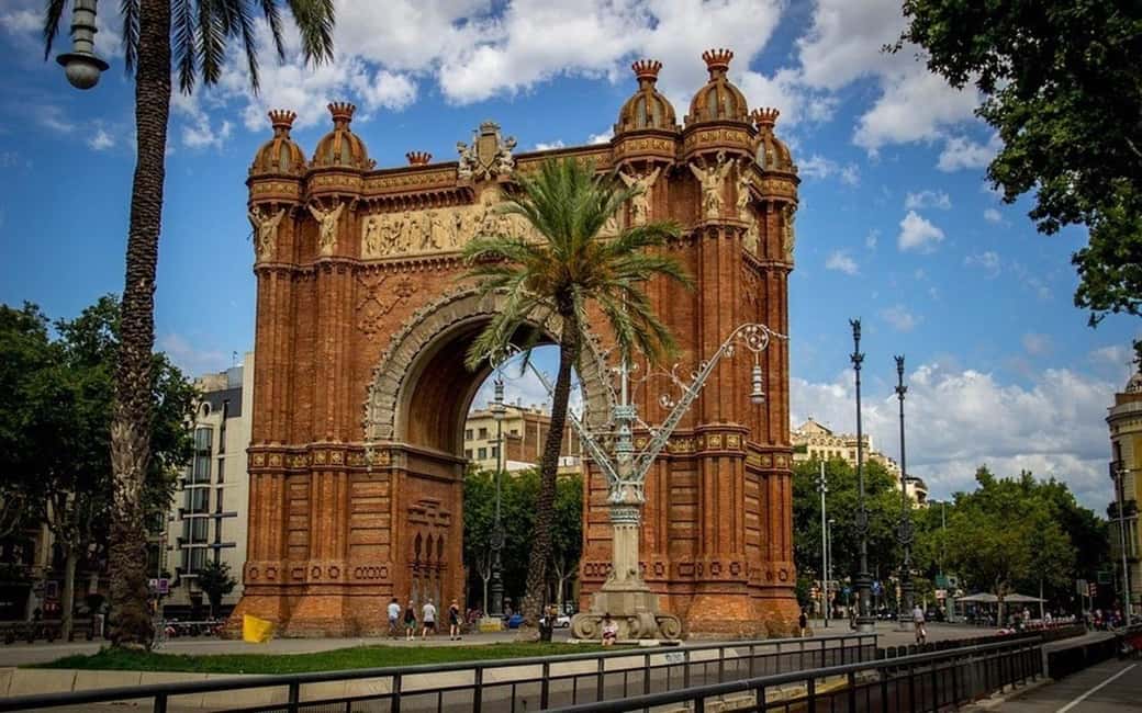 Barcelona: Private Half-Day Sightseeing Tour with a Local - Meeting your driver and setting expectations