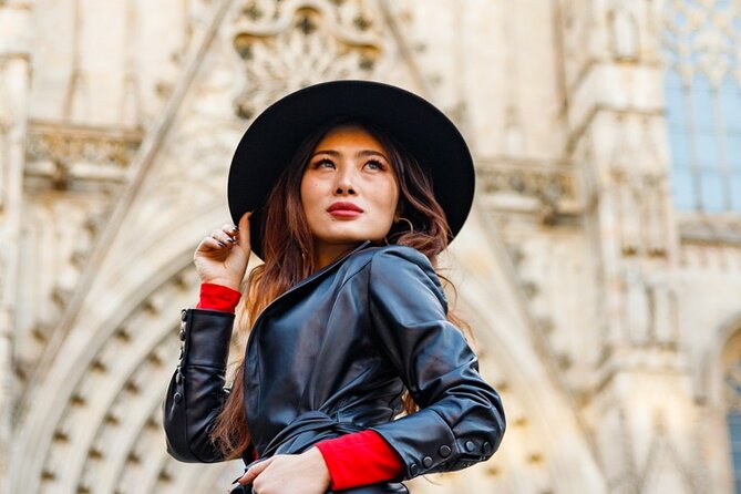 Barcelona Private Photoshoot at Cathedral & Kiss Wall - A 20-minute private portrait session at Gothic Barcelona’s best photo corners