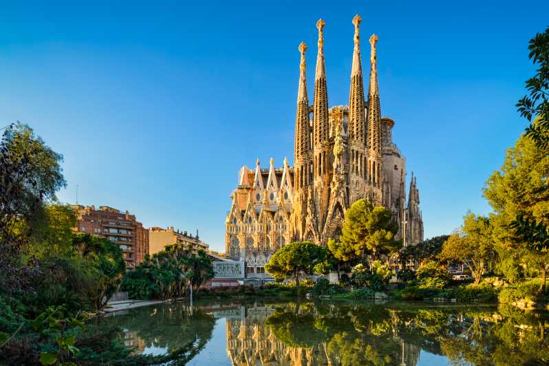 Barcelona Private Tour: Sagrada Familia,Park Güell & Pedrera - Montjuïc viewpoints: where the city opens up