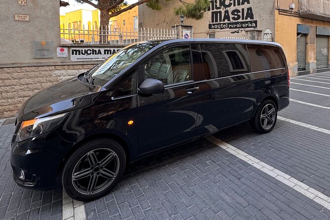 Barcelona Private transfer from Airport to Hotel / Cruise - Meeting your driver in the arrivals area without stress