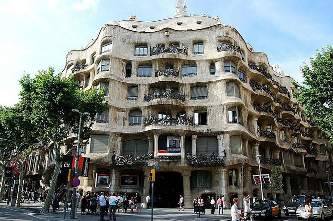 Barcelona Private Walking Tour with Skip the Line La Pedrera and Casa Batllo - Casa Batlló: How to Read Gaudí Without Getting Lost