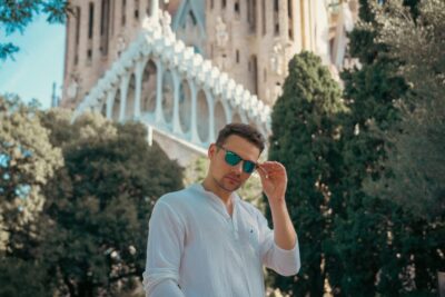 Barcelona: Professional Photoshoot Outside Sagrada Familia - The 30–45 minute session: what it feels like in real time