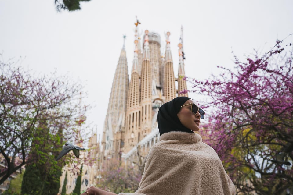 Barcelona: Professional Photoshoot Outside Sagrada Familia - What you get after the shoot: your secure 48-hour gallery