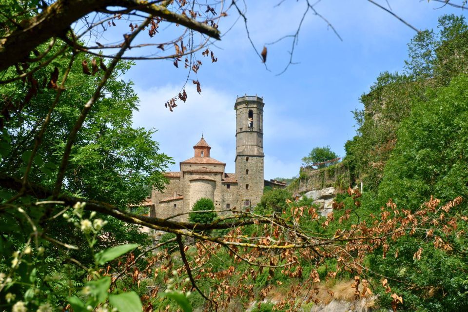 Barcelona: Pyrenees Villages and Trails Full-Day Tour - Lunch in the Catalan countryside: 3 courses with wine, served at a real country restaurant