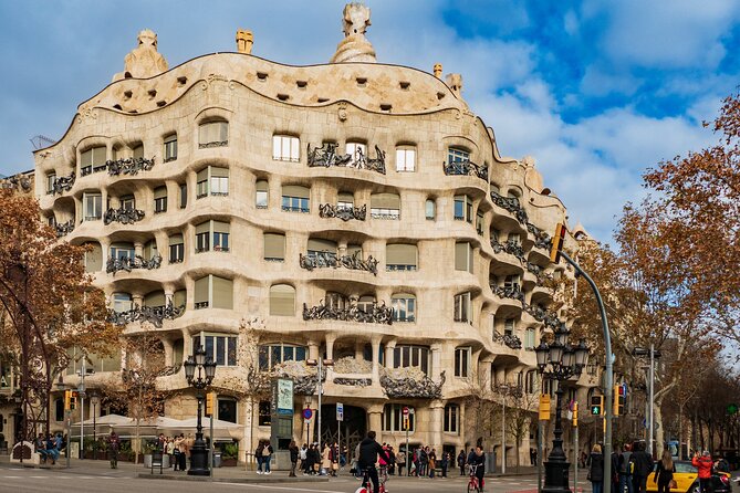 Barcelona: Reserved Entrance to Casa Mila (La Pedrera) with Audio - Using the English audio guide to get more from every room