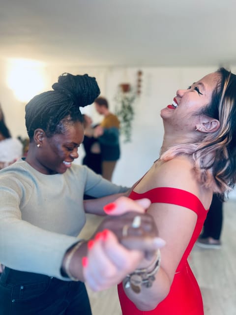 Barcelona: Rooftop Tango Lesson with Drinks and Videos - Your Partner Moment: Drinks, Toast Energy, and Group Comfort