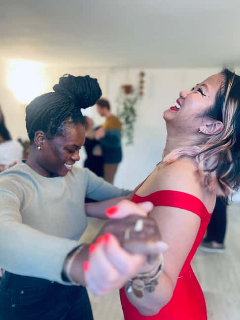 Barcelona: Rooftop Tango Lesson with Drinks and Videos - Arriving at Atic 1: The Meeting Doors and Stairs
