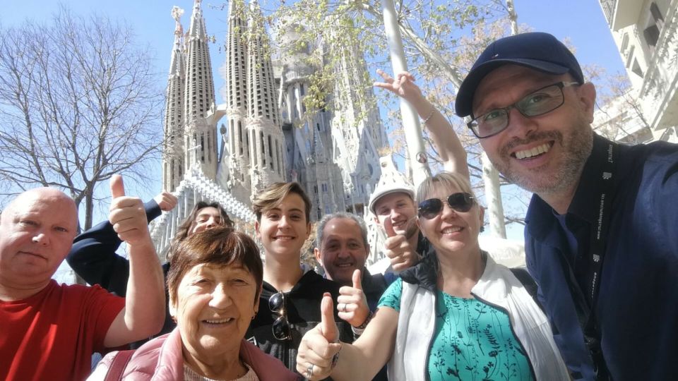 Barcelona: Sagrada Familia and City Tour with Hotel Pickup - Montjuïc’s Viewpoints: Mirador de l’Alcalde and the ’92 Olympic Touchpoints