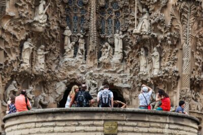 Barcelona: Sagrada Familia and Park Guell Combo Guided Tour - Meeting points and transfers: the logistics you should plan for