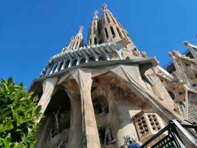 Barcelona: Sagrada Família and Park Güell Guided Tour - Getting started at Carrer de Larrard 53 (and finding your guide)