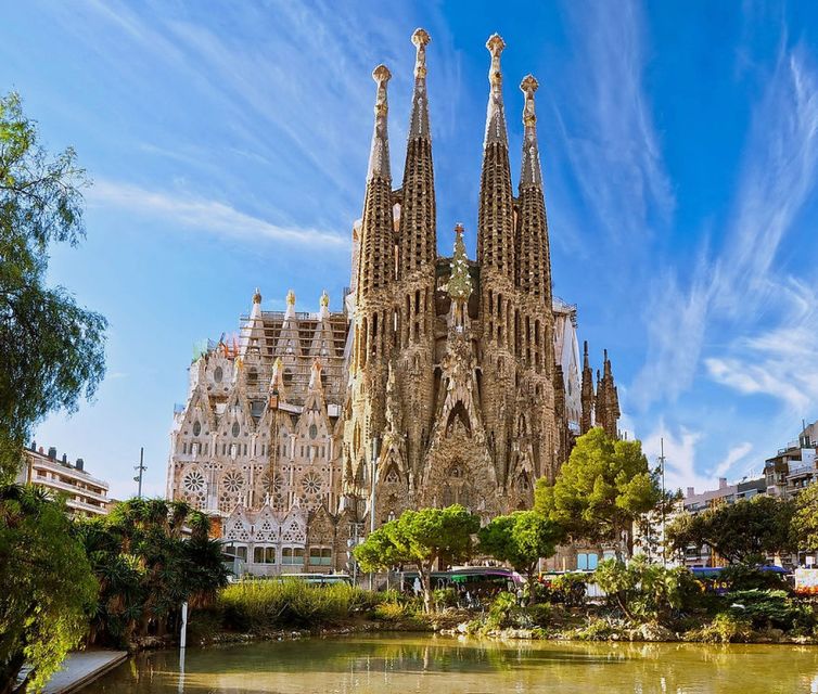 Barcelona: Sagrada Familia and Park Guell Small-Group Tour - Guides like Jorge (and what to expect from the style)