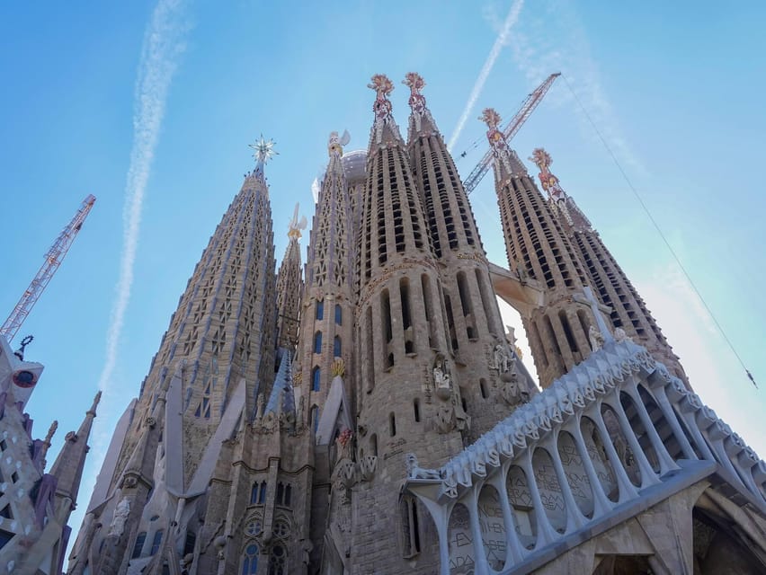 Barcelona: Sagrada Familia and Park Güell Tour - Arriving at Sagrada Familia: security, dress code, and realistic expectations