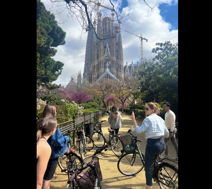 Barcelona: Sagrada Familia Electric Scooter or Bike Tour - Sagrada Família photo break: how to make the most of the best-known stop