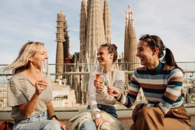 Barcelona: Sagrada Familia Evening Tour with Cava - Meeting point and getting there without stress