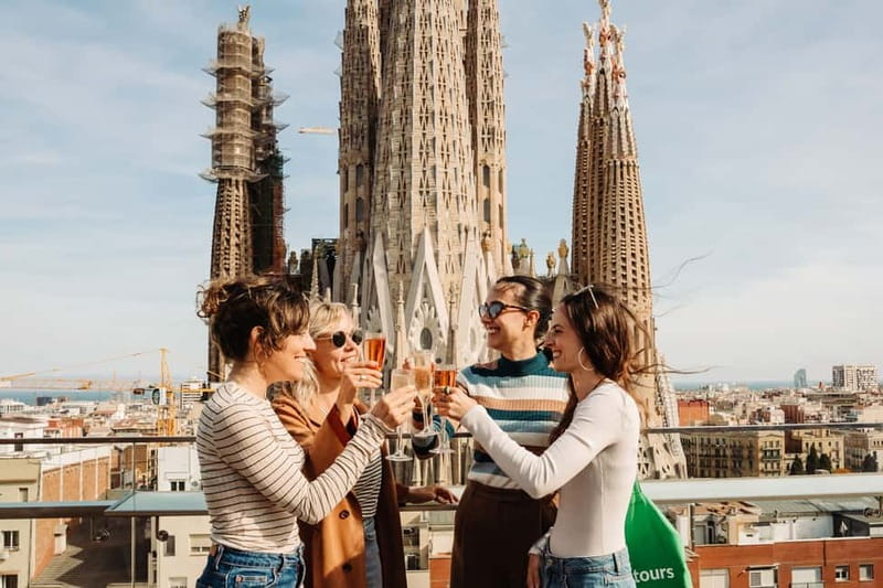 Barcelona: Sagrada Familia Evening Tour with Cava - What the guide brings: it’s usually the difference-maker