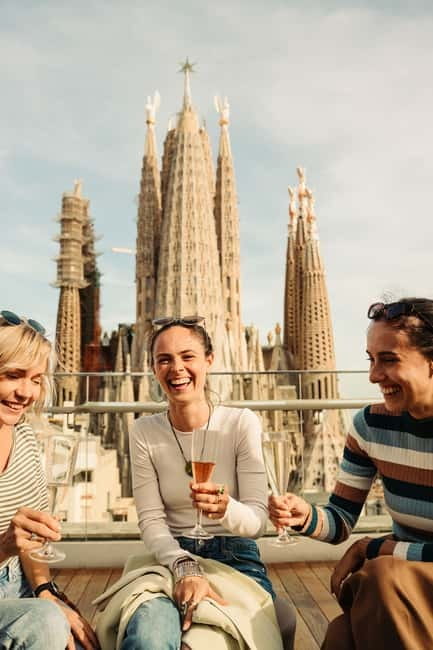 Barcelona: Sagrada Familia Evening Tour with Cava - Dress code and comfort: what you need before you meet
