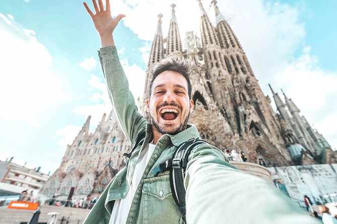 Barcelona: Sagrada Familia Guided Tour with Fast Track Access - Where you meet and how the timing feels inside
