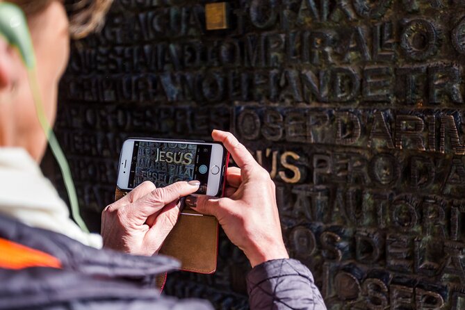 Barcelona: Sagrada Familia Guided Tour with Fast Track Access - Guide matters: why Olga, Philippe, Marc, and Tony get praised