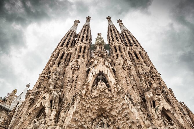 Barcelona: Sagrada Familia Guided Tour with Fast Track Access - Park Güell combo option: when it makes sense