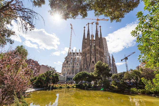 Barcelona: Sagrada Familia Guided Tour with Fast Track Access - Price and value in plain terms