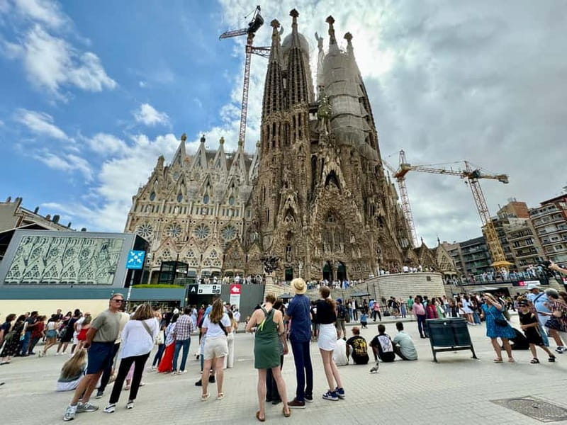 Barcelona: Sagrada Familia, La Pedrera & Cava Tasting Tour - Key things to know before you go