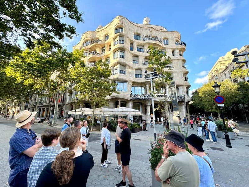 Barcelona: Sagrada Familia, La Pedrera & Cava Tasting Tour - Eixample on Foot: Palau Macaya and Casa de les Punxes