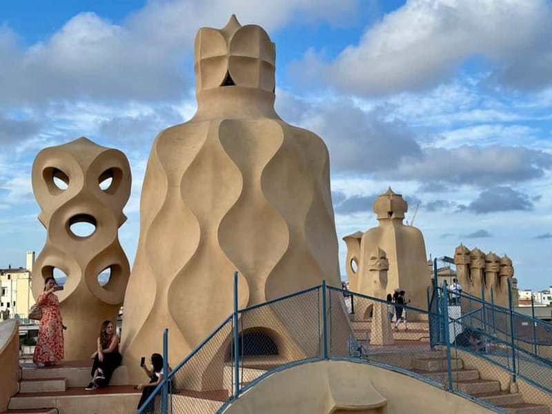 Barcelona: Sagrada Familia, La Pedrera & Cava Tasting Tour - Sagrada Familia Skip-the-Line Tour: Symbolism and Light
