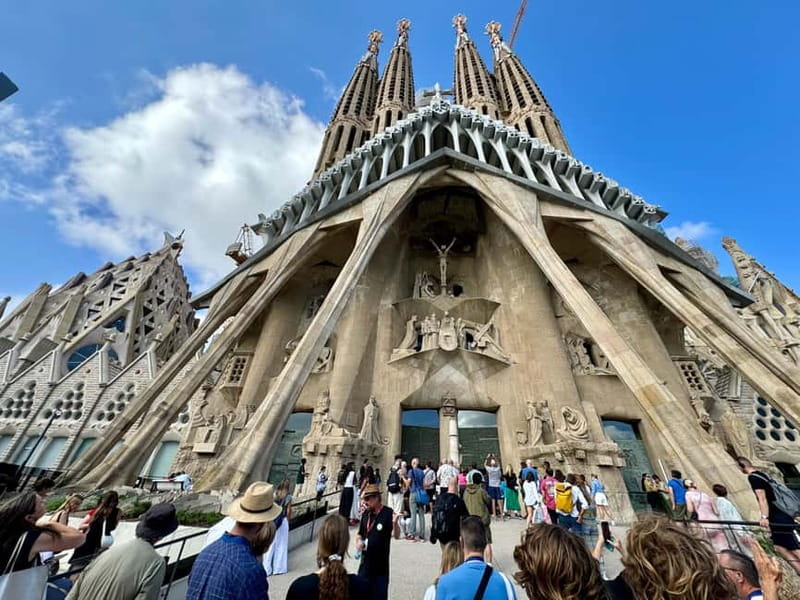 Barcelona: Sagrada Familia, La Pedrera & Cava Tasting Tour - Small Group, Pacing, and the Dress Code Reality