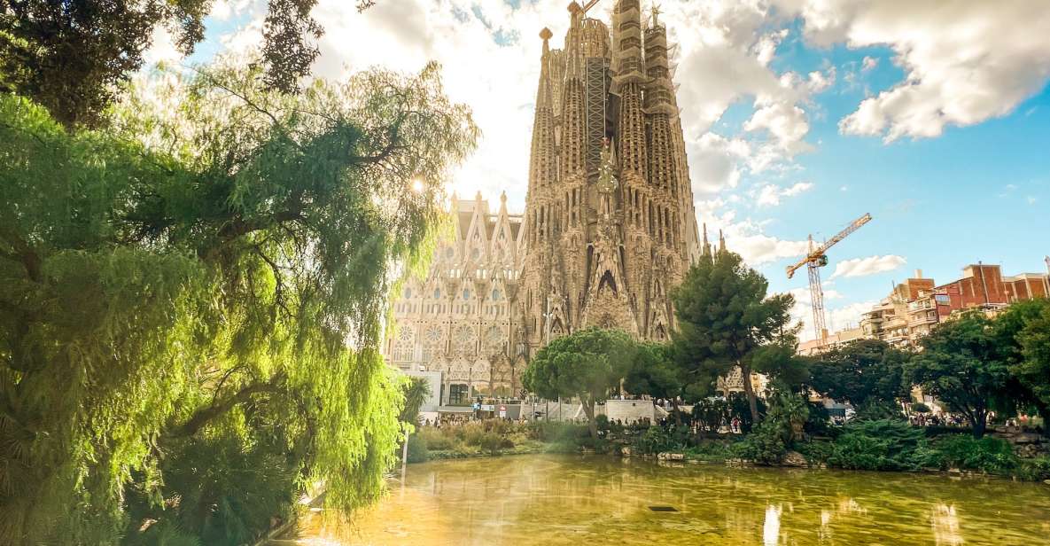 Barcelona: Sagrada Familia, Park Güell and Old Town Tour - Start at Casa Beethoven, then get your bearings fast